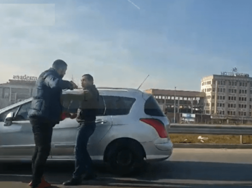 Përleshja me sëpatë dhe armë në Prishtinë, avokati Asdren Hoxha: Polici kërcënoi me pistoletë një qytetar në mes të rrugës