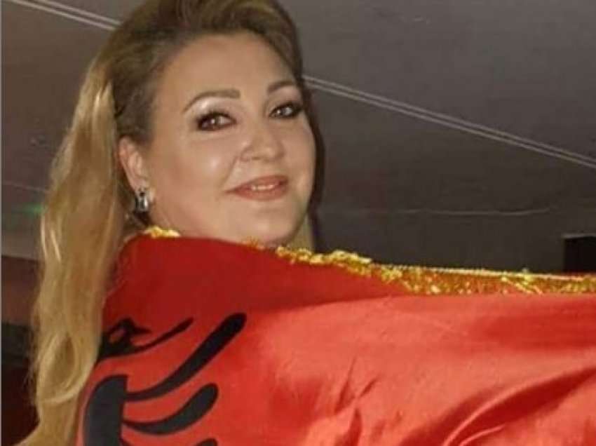 Remzie Osmani uron festën, e mbështjellur me flamurin kuq e zi