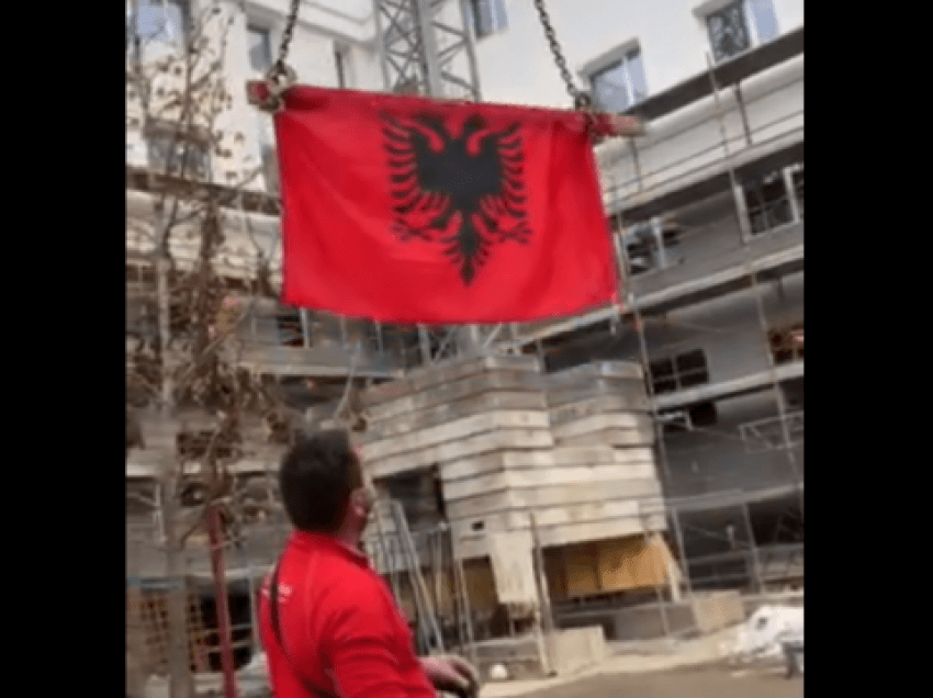Ngrenë flamurin kuqezi në një vendpunishte në Milano të Italisë