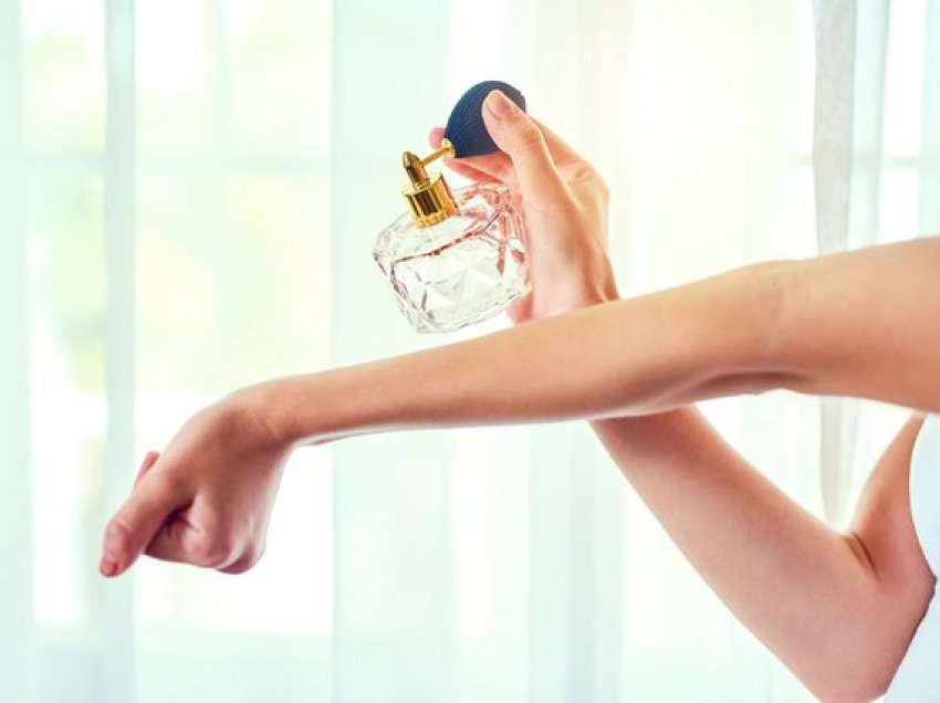 Disa sekrete për ta bërë aromën e parfumit të qëndrojë më gjatë tek ju