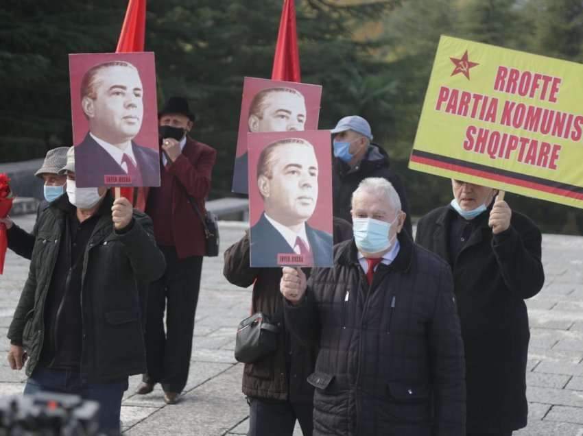 Me pankarta në duar, komunistët nderojnë me grusht dhe vendosin lule te “Varrezat e Dëshmorëve”: Lavdi shqiptarit të madh Enver Hoxha
