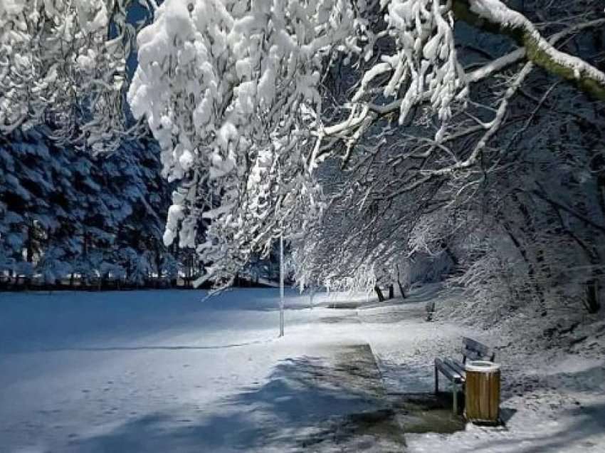 Bie bora e parë në Prishtinë