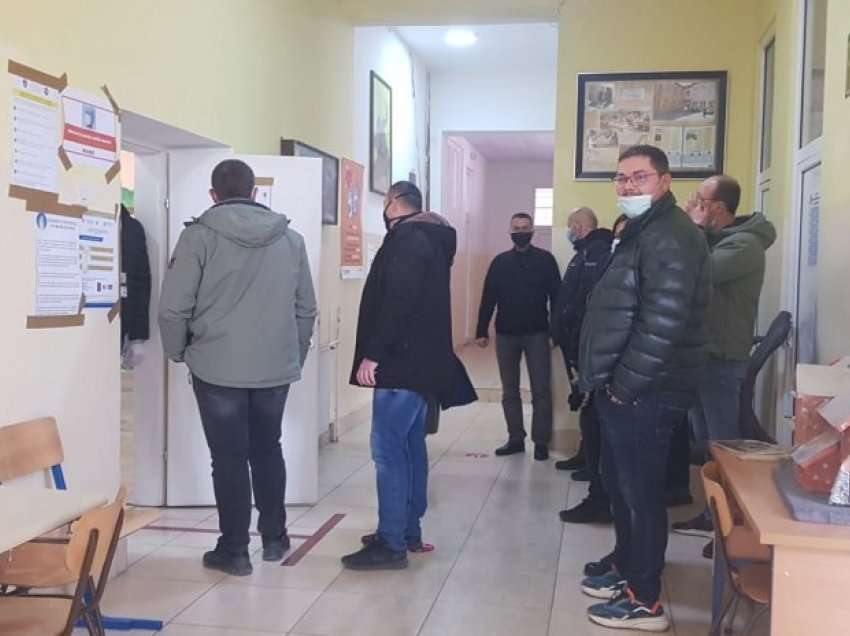 Në qendrën më të madhe të votimit në veri të Mitrovicës nuk respektohet distanca