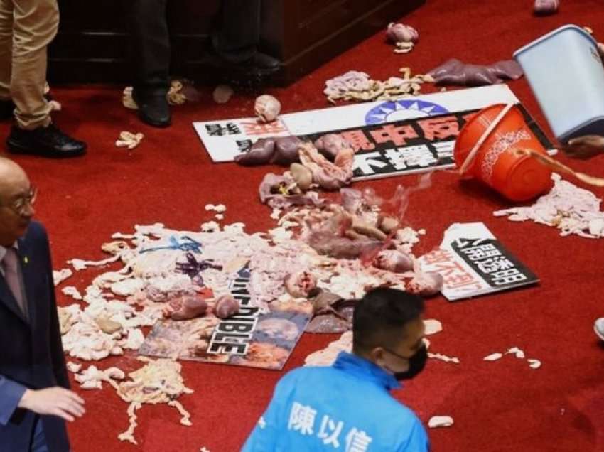  Luftë me zorrë derri në parlamentin e Tajvanit. Ja arsyeja