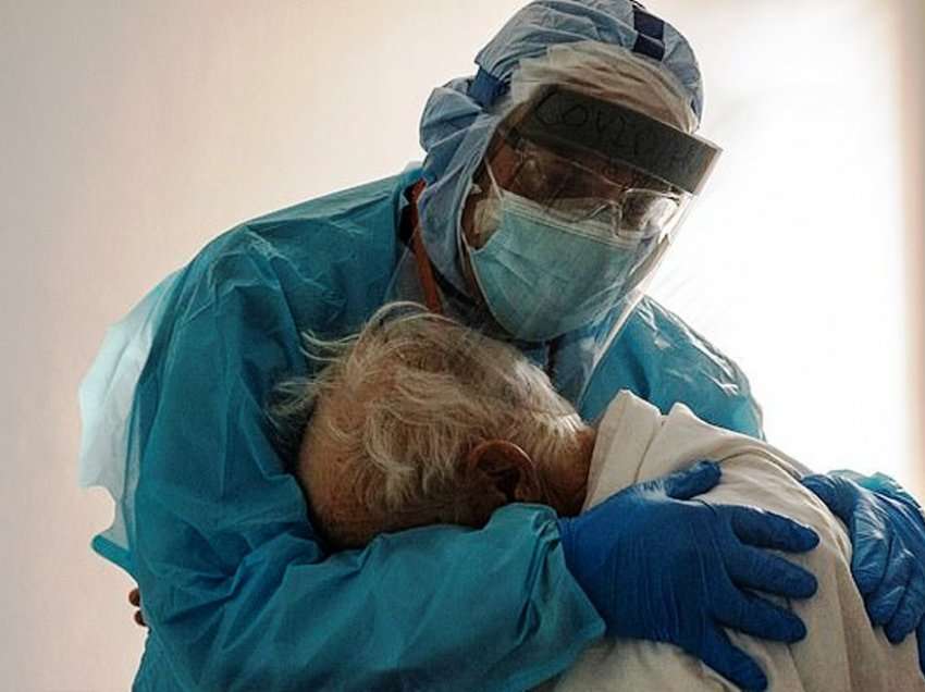 Foto tronditëse: Mjeku duke përqafuar pacientin me COVID që qan në spital, i mungonte gruaja e tij