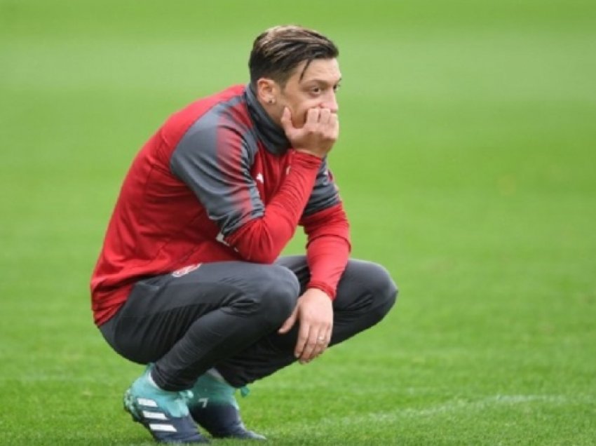 Smith: Ozili nuk do të luan më për Arsenalin