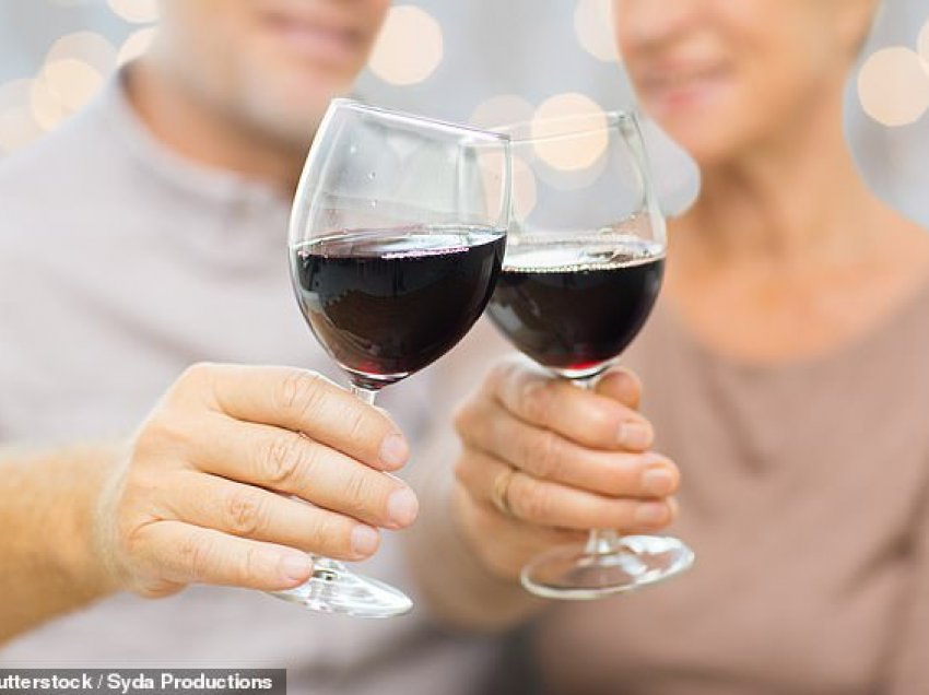 Studimet: Pirja e verës pesë herë në javë zvogëlon rrezikun për të operuar syrin deri në 23%