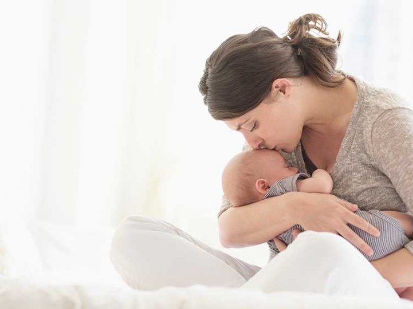 Ushqyerja me qumësht gjiri favorizon rritjen psikologjike të bebes