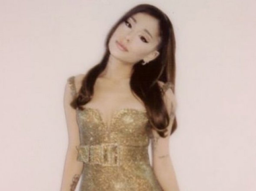 Ariana Grande vesh një fustan të artë Versace perfekt për verën e vitit 2021