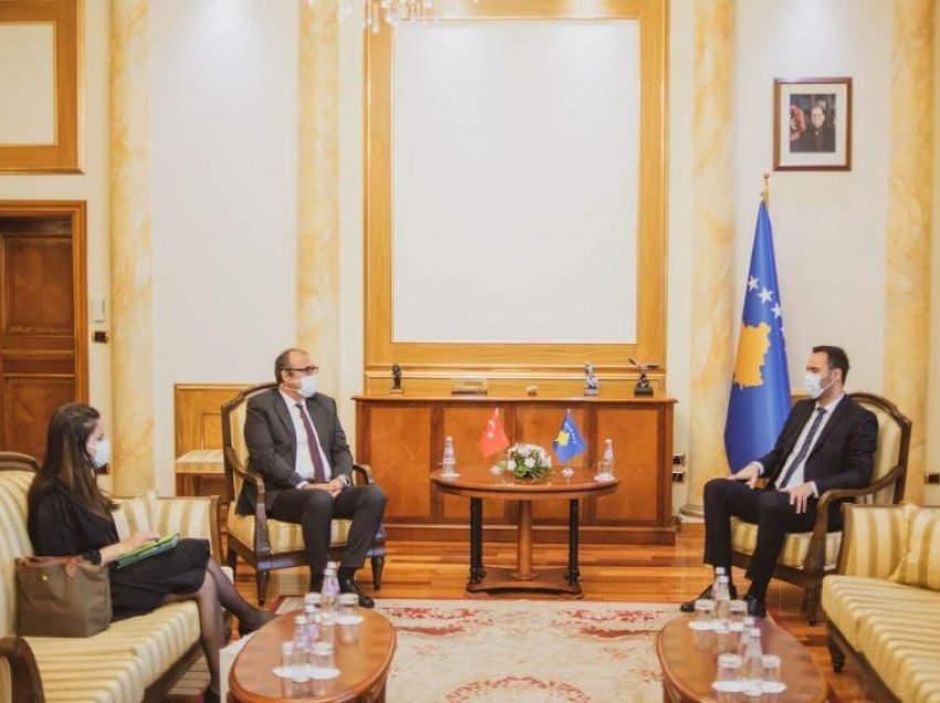 Konjufca priti në takim ambasadorin turk në Kosovë, Çagri Sakar 