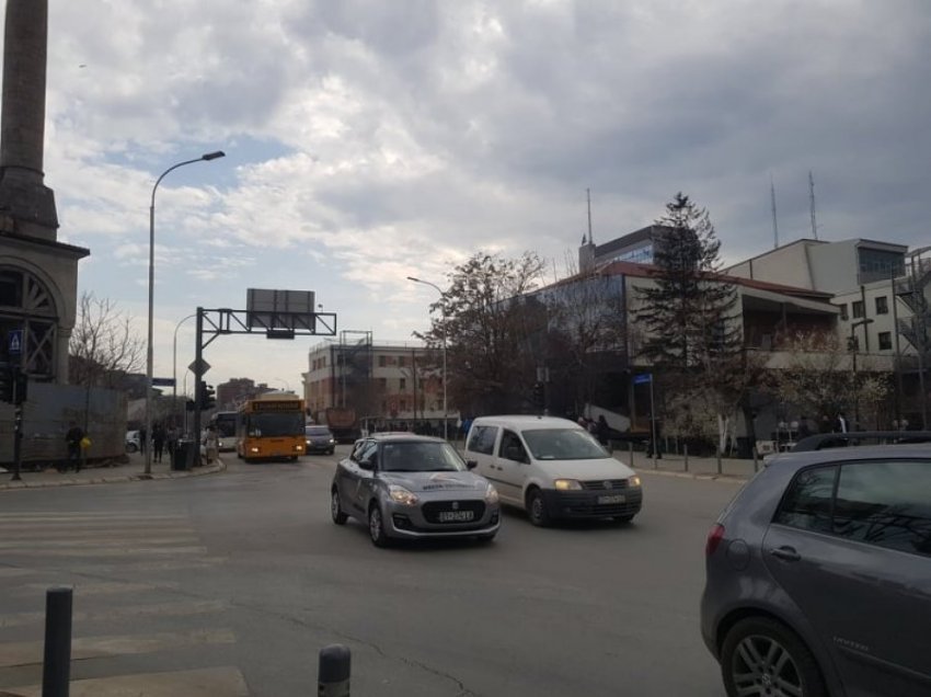 Pak metra larg zyrës së Shpend Ahmetit, hallakamë në Prishtinë