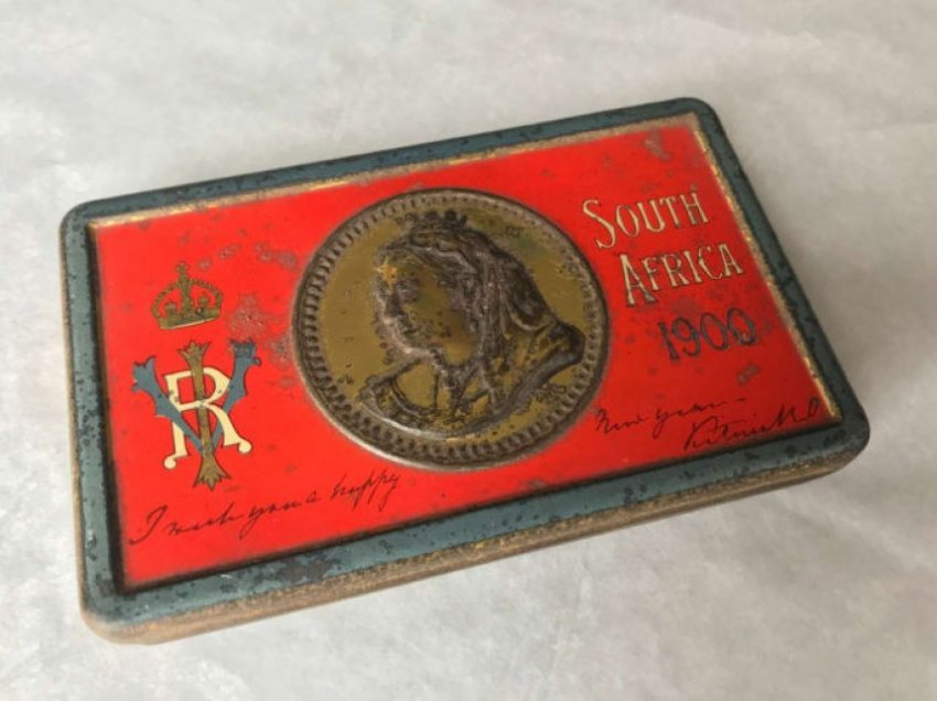 Kutia mbretërore e çokollatave nga viti 1900 gjendet në helmetën e luftës