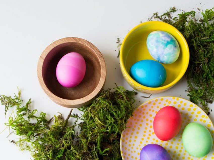 5 hapa të thjeshtë për të ngjyrosur vezët e Pashkëve