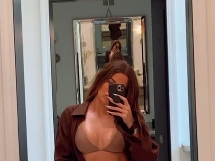 Khloe Kardashian ‘ngacmon’ imagjinatën e ndjekësve me pozat para pasqyrës