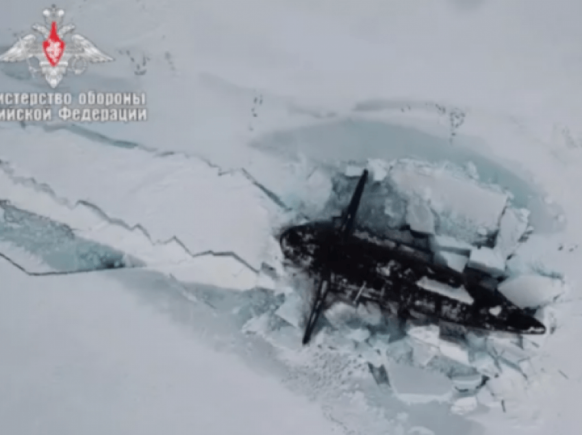 Tre nëndetëse bërthamore ruse godasin njëkohësisht akullin e Arktikut