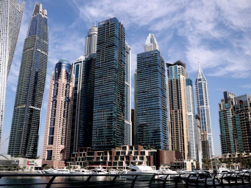 Dubai deporton grupin për shkak të fotove lakuriq në ballkon