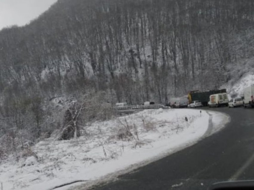Reshjet e borës bllokojnë rrugën Gostivar-Kërçovë