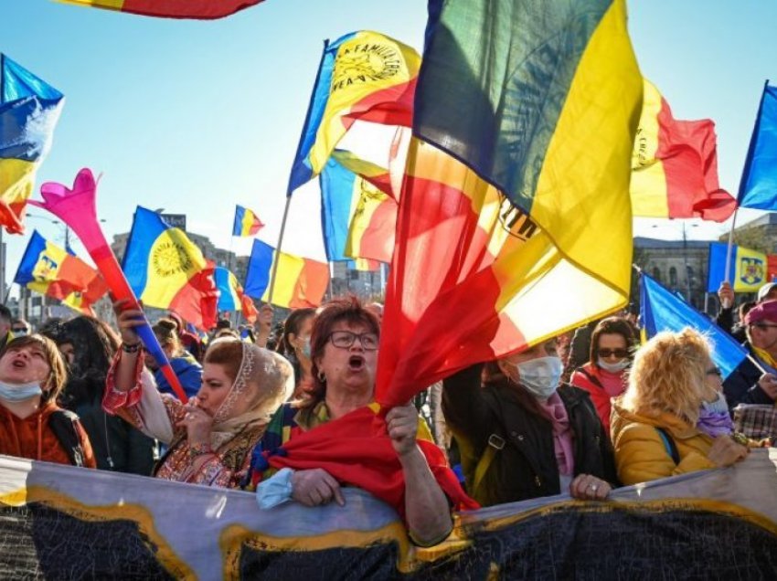 Spitalet rumune të mbushura, protesta në Bukuresht për masat