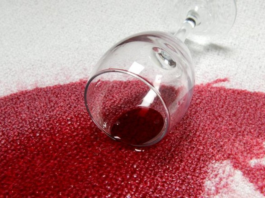 Kripa ndihmon të largoni shenjat e verës së kuqe