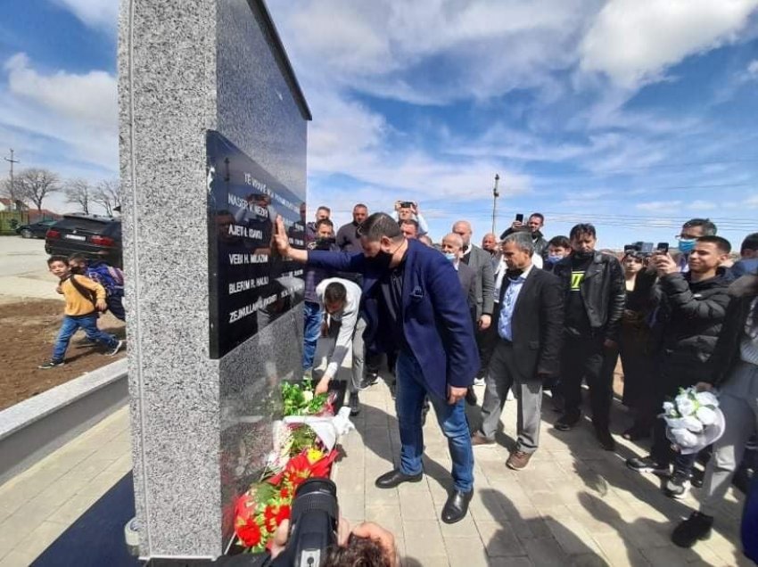 Në Velekincë të Gjilanit inaugurohet pllaka përkujtimore e 5 martirëve të luftës së fundit