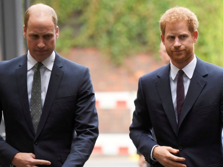 Mbretëresha ka urdhëruar që Harry dhe William të ecin të ndarë prapa arkivolit të Princit Philip