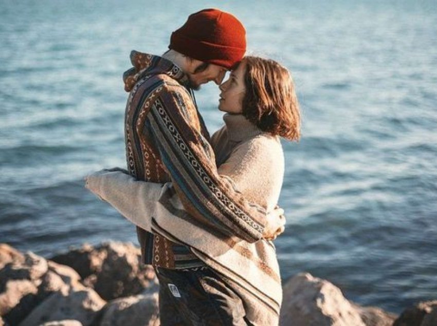 Mësoni çfarë përfitimesh keni nga puthja e partnerit