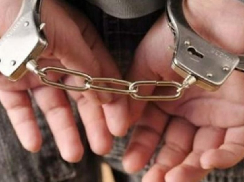 Një i arrestuar nga bastisja e shtëpisë në Obiliq, sekuestrohen armë, municion dhe substanca narkotike