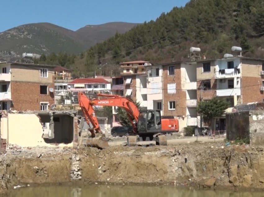 Laçi, qyteti i shkatërruar nga tërmeti ku rindërtimi ka ngecur, punohet vetëm nga qeveria turke