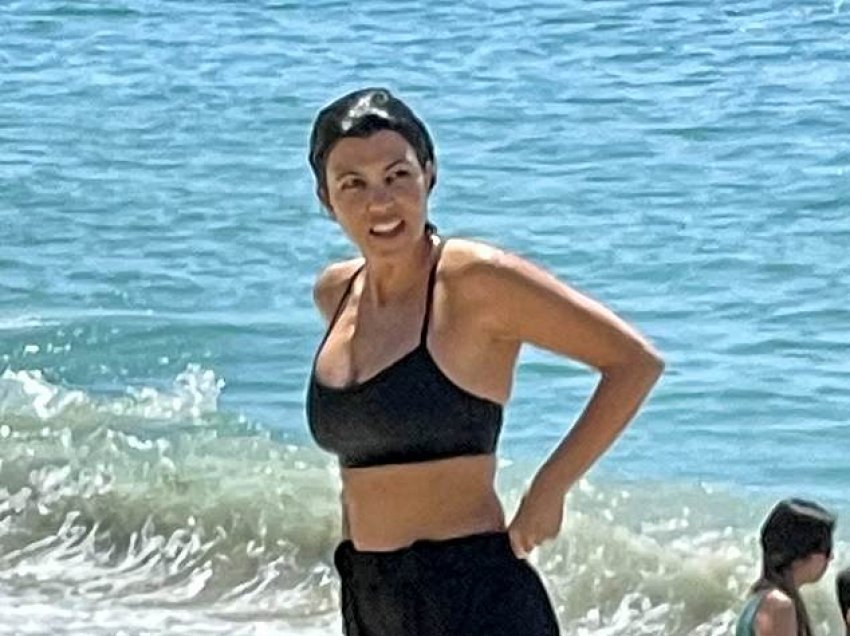 Kourtney Kardashian shumë e dashuruar, skena të 'nxehta' me të dashurin në plazh