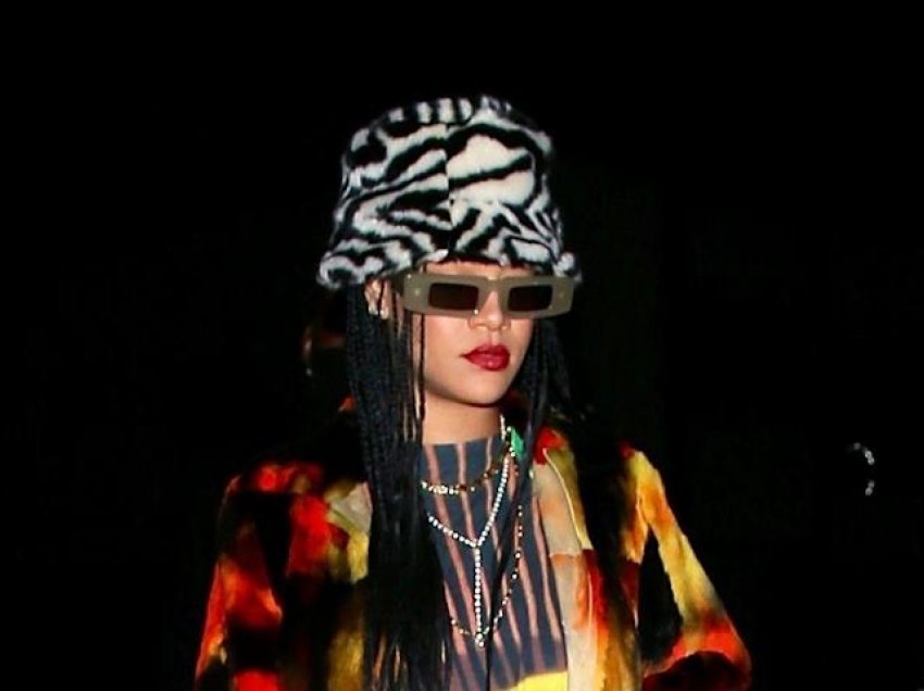 Rihanna duket me shumë stil teksa vishet me stile të përziera