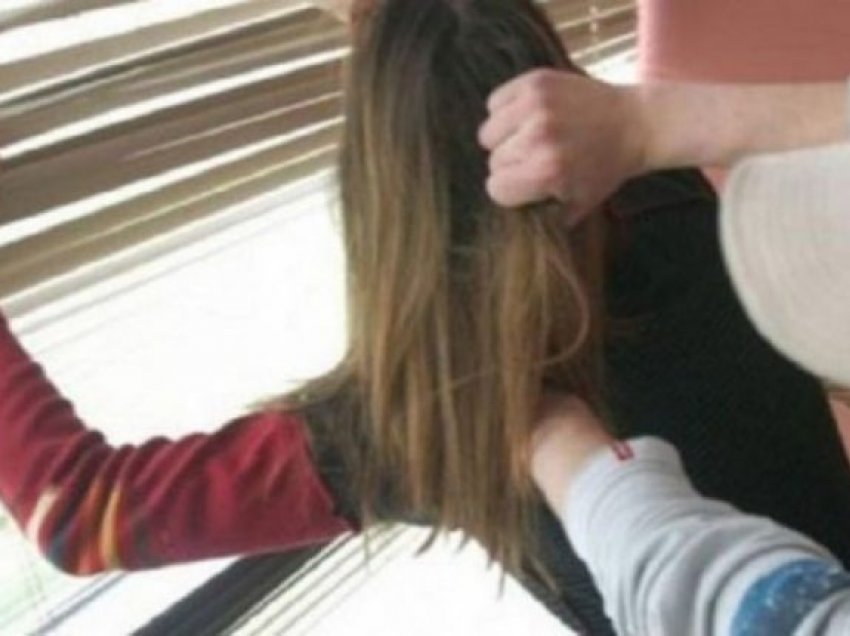 12 vjeçarja sulmohet fizikisht nga shoqja e saj, ngjarja filmohet me telefon