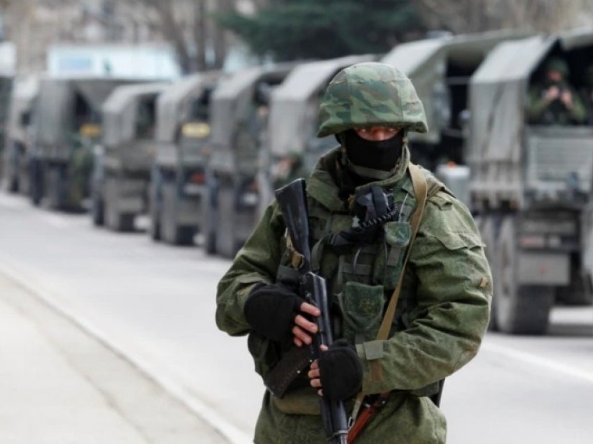 Rusia urdhëron ushtarët të kthehen në baza pas stërvitjeve afër Ukrainës