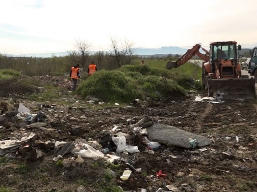 ​Në Ditën e Tokës pastrohet deponia inerte në Shkugëz