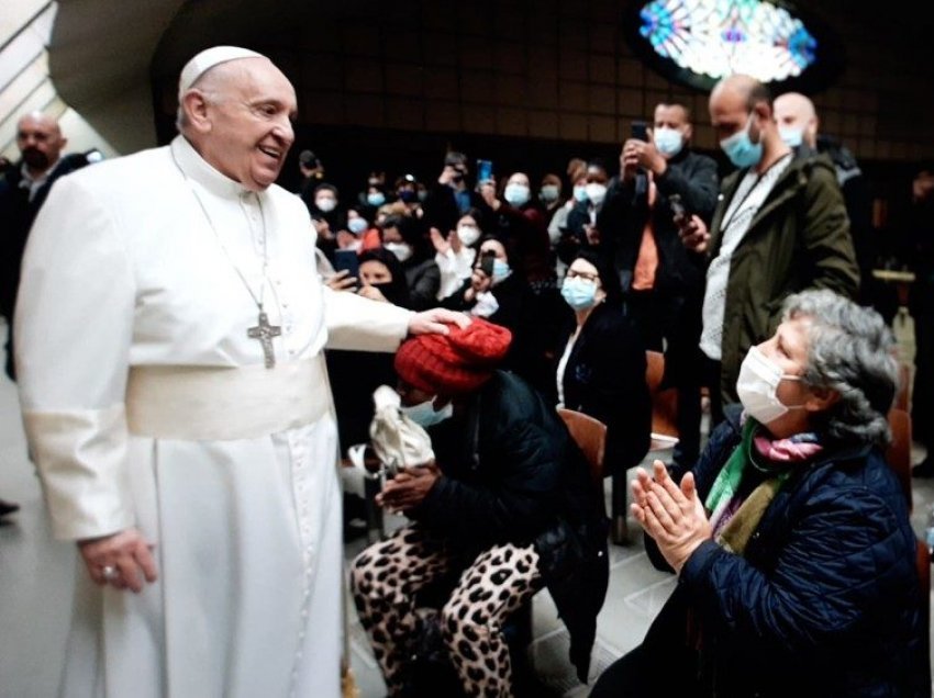 Papa Françesku ofron vaksina për të pastrehët