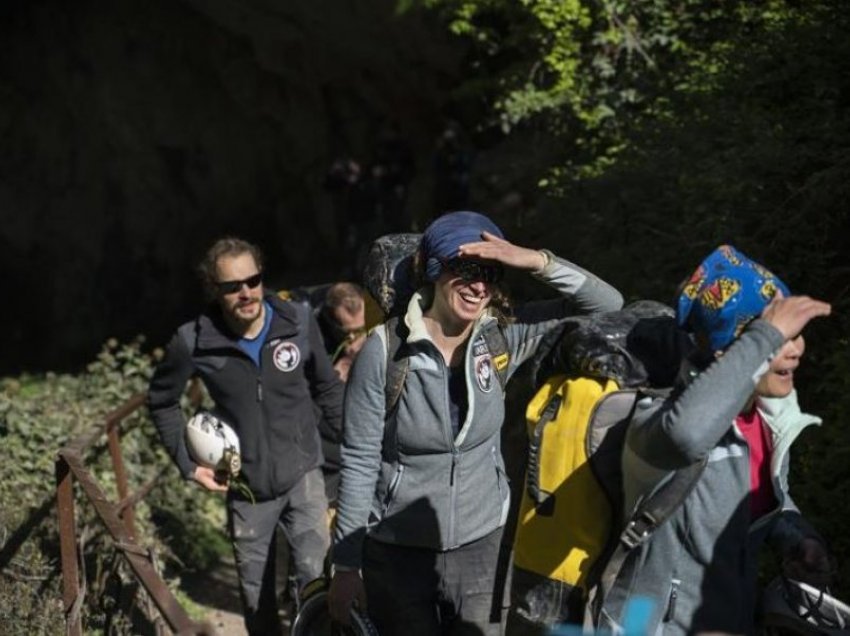 15 persona pjesë e eksperimentit të izolimit në Francë, qëndruan për 40 ditë në shpellë