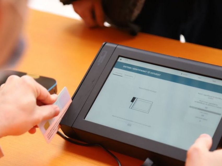Në dy qendra në Berat nuk ka nisur votimi, probleme me pajisjen e identifikimit biometrik