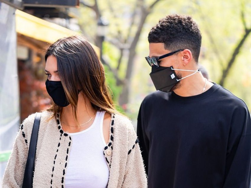 Kendall Jenner bën daljen e parë publike me të dashurin e saj, basketbollistin Devin Booker
