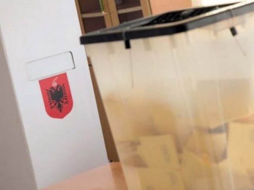 Pezullohet procesi i votimit në qendrën e votimit në Librazhd