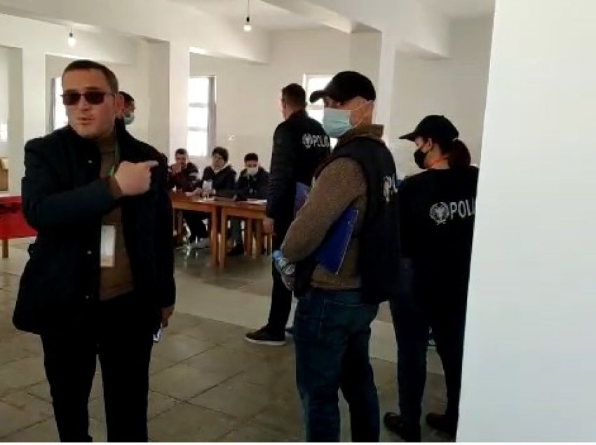 Gazetari i AP-së ndalohet të filmojë në një QV në Vlorë