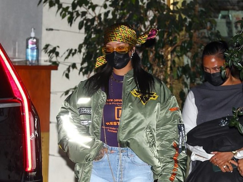 Rihanna veshur me stil jo edhe të zakonshëm, merr pjesë në ahengun e ‘Oscars’