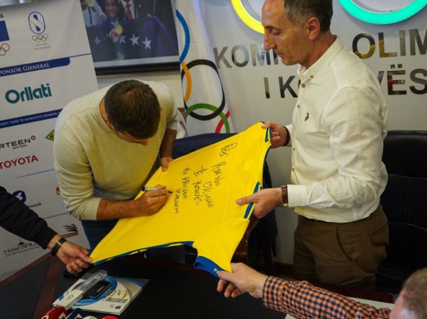 Lorik Cana viziton KOK-in: Jam i gatshëm ta ndihmojë sportin e Kosovës