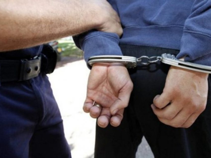 Përplasi për vdekje 60-vjeçarin në Kamëz, arrestohet 22 vjeçari