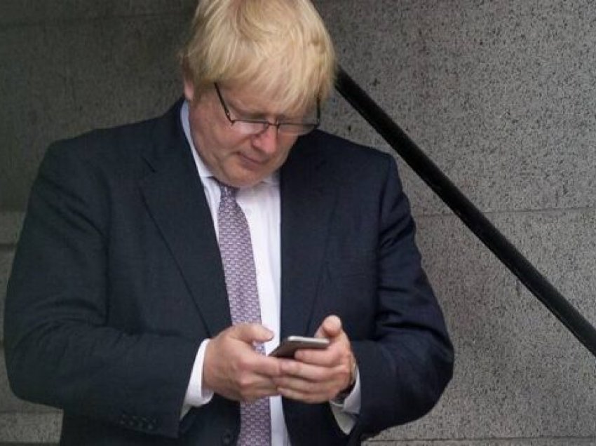 Kryeministri britanik në telashe: Pse e ka të fikur celularin e tij?