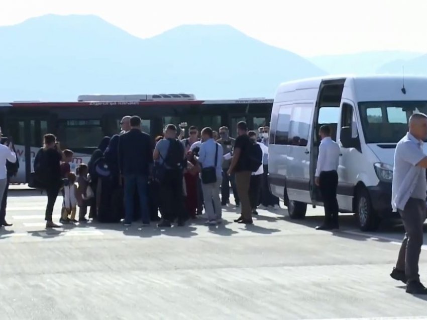 Momenti i shumëpritur! Mbërrijnë në atdhe 5 gra dhe 14 fëmijë shqiptarë që ishin të ngujuar në kampin e ferrit ‘Al Hol’ në Siri