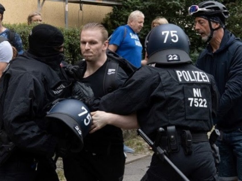 ​Protestuesit përleshen me policinë në Berlin