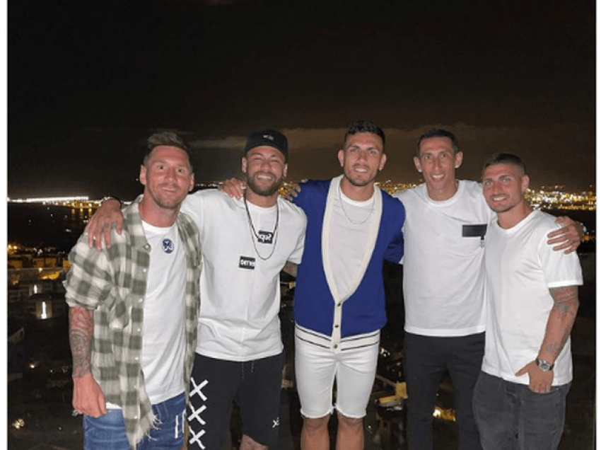 Messi fotografohet me lojtarët e PSG