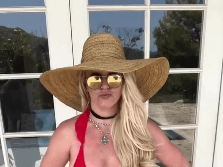 Britney Spears e zhveshur, vallëzon me këngën e Dua Lipës
