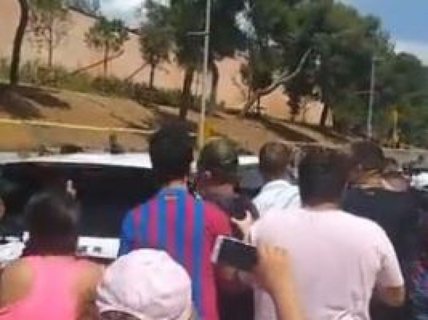Momenti prekës, tifozët e Barcelonës hidhen para makinës së Messit 