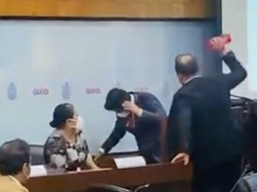 Pamjet virale: Kryebashkiaku qëllohet me një gotë uji gjatë fjalimit