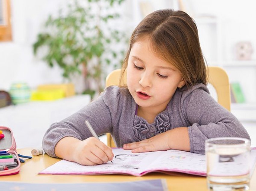 Si t’i ndihmoni fëmijët të bëjnë detyrat e shtëpisë gjatë verës